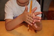 Массаж пальцев и кистей рук с помощью карандаша